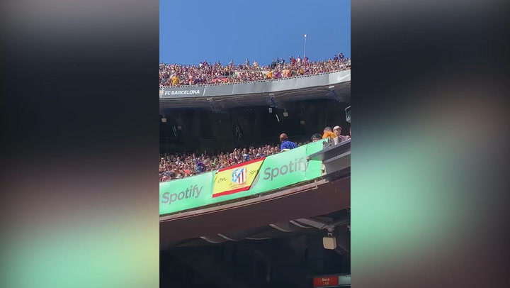 VÍDEO | Aconteceu em Camp Nou: adepto do Atlético de Madrid expulso depois de colocar bandeira colchonera na bancada