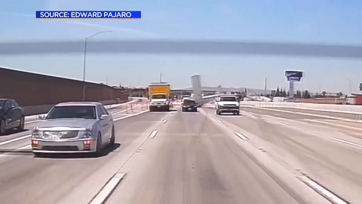 El momento en el que una avioneta se estrella contra una autopista en California