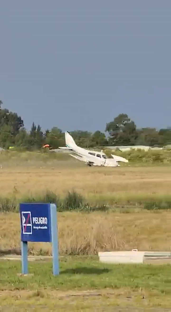 Un avión se accidentó en La Plata mientras carreteaba en la pista