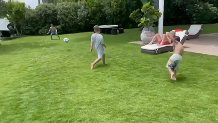 Messi jugando 'al loco' con su familia
