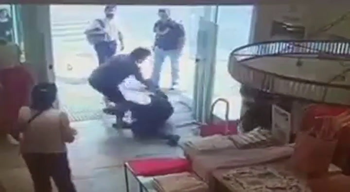 Ataque a una mujer policía en Recoleta