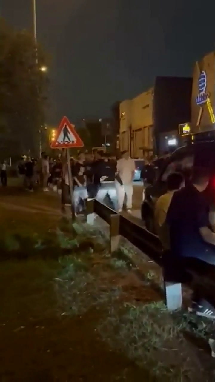 Ituzaingó: dos jovenes se batieron a duelo entre autos a las afueras de un boliche