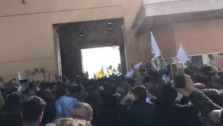 Manifestantes ingresan a la  embajada de EEUU en Bagdad, Irak - Fuente: Twitter