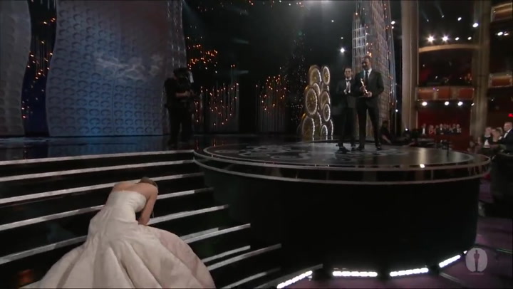 La caída de Jennifer Lawrence en los Oscar 2012