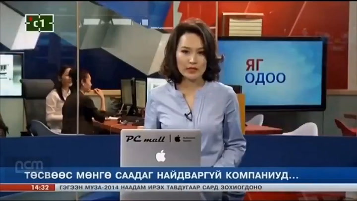 Dos periodistas se agarran a piñas cuando el noticiero está al aire