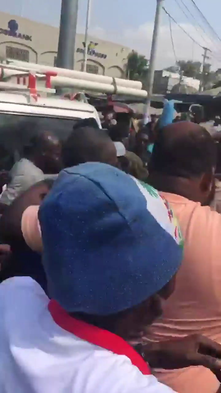 Momento en que un hombre es liberado en el sur de Puerto Príncipe