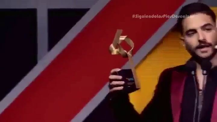 Maluma le entrega el Premio Golden a Shakira