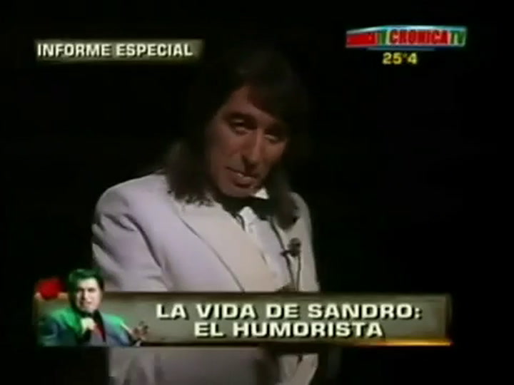 Sandro se corta el pelo en cámara - Fuente: Crónica TV