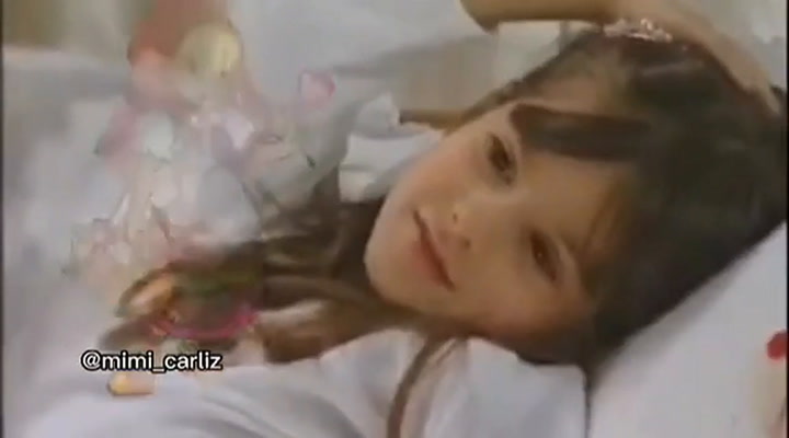 El video resume muchas actuaciones de Julieta Poggio como actriz niña