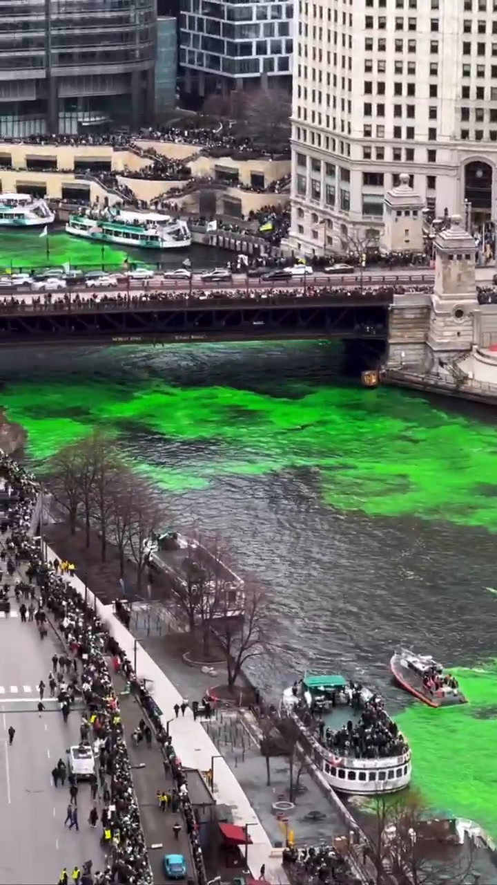 El momento en que tiñen de verde el río Chicago en Estados Unidos