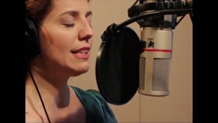 Laura Conforte canta el tema emblema de Casi normales, 'Sin las montañas' - Fuente: YouTube