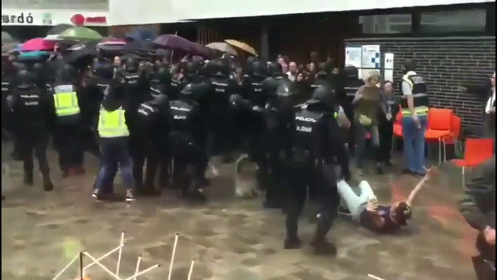 Imágenes de la represión en las puertas de un mercado en Cataluña