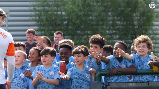 Haaland é 'atacado' por crianças em treino do Manchester City