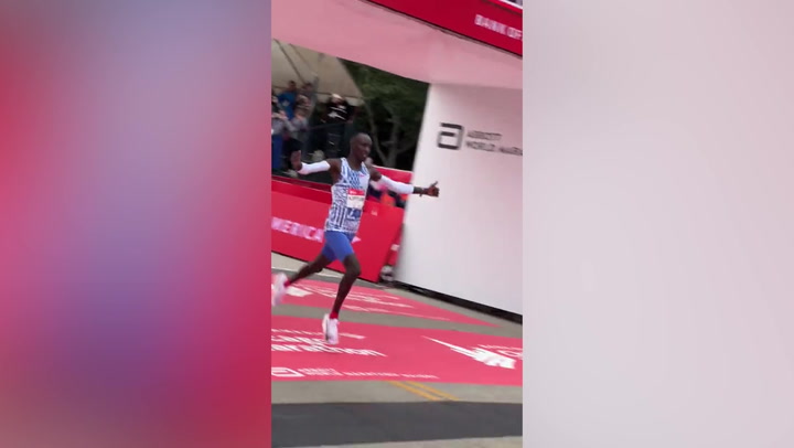 Kelvin Kiptum breaks marathon world record as world mourns runner's death