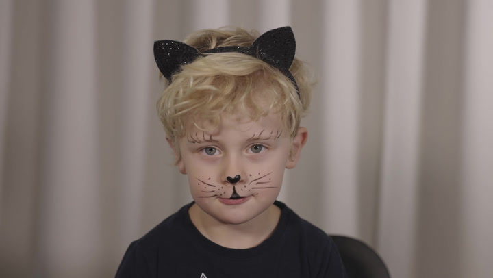 Gullig katt-ansiktsmålning för barn till Halloween