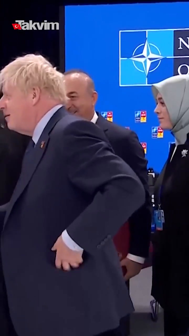 La extraña toma que le hizo Erdogan a Boris Johnson cuando lo saludó