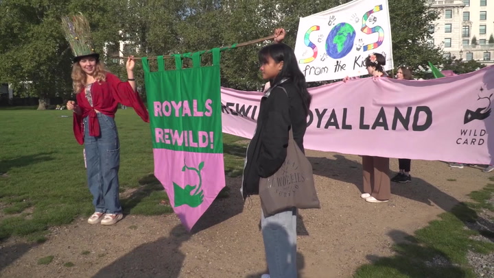 Chris Packham leads children’s march to Buckingham Palace to ask royals to rewild land
