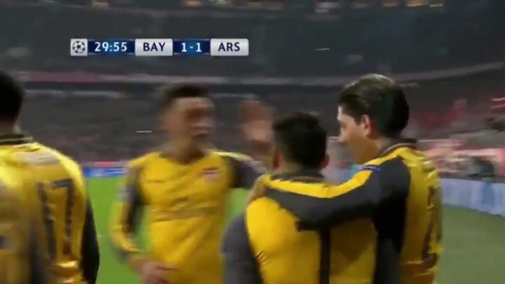 El insólito gol de Alexis Sánchez le atajaron un penal, después le erró a la pelota y al final la me