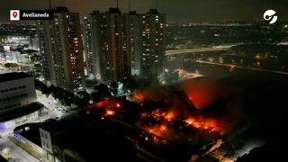 Incendio en Avellaneda: el fuego no cesa y los bomberos deberán trabajar toda la noche