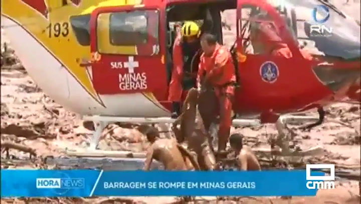 Bomberos rescatan a personas afectadas por la rotura del dique - Fuente Twitter