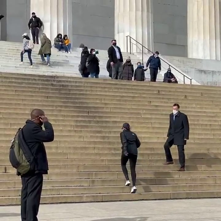 Así se ejercitan Kamala Harris y su marido en las escaleras del Lincoln Memorial