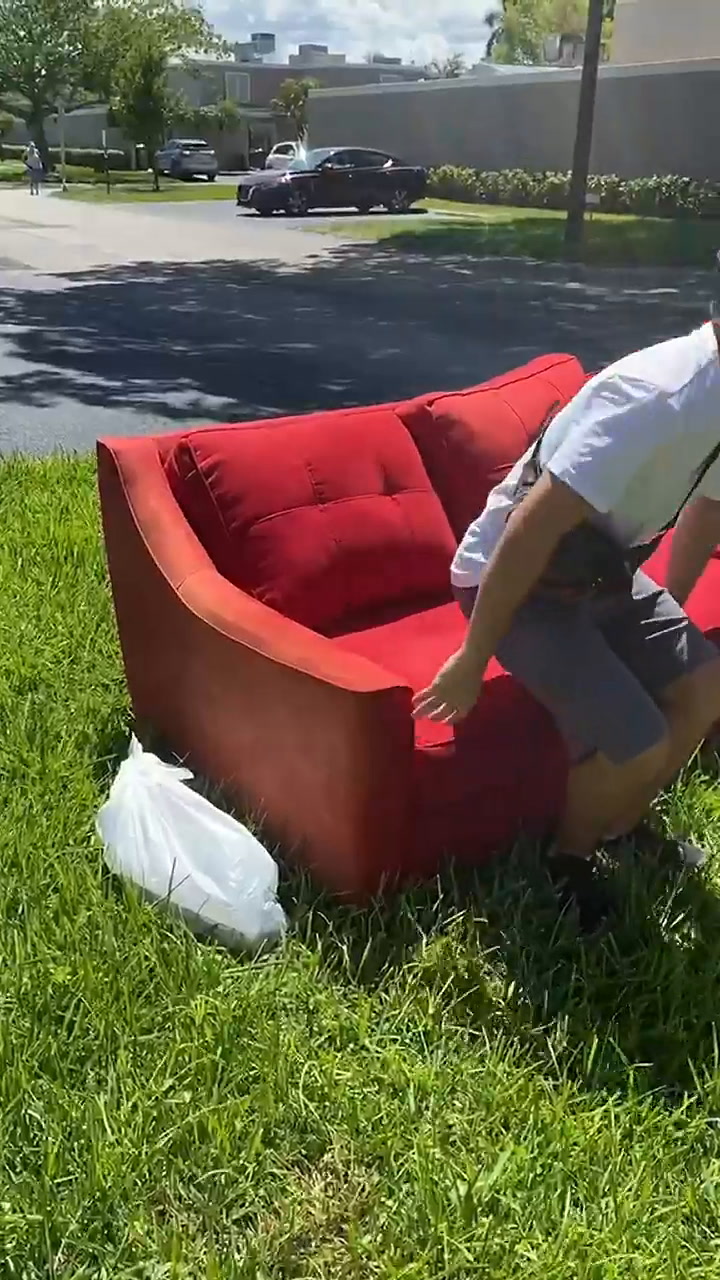 Recogieron la basura en Estados Unidos y se encontraron con un sillón en perfecto estado
