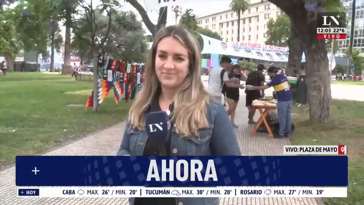 Transeúntes y vendedores ambulantes en la Plaza de Mayo por el Día de la Democracia