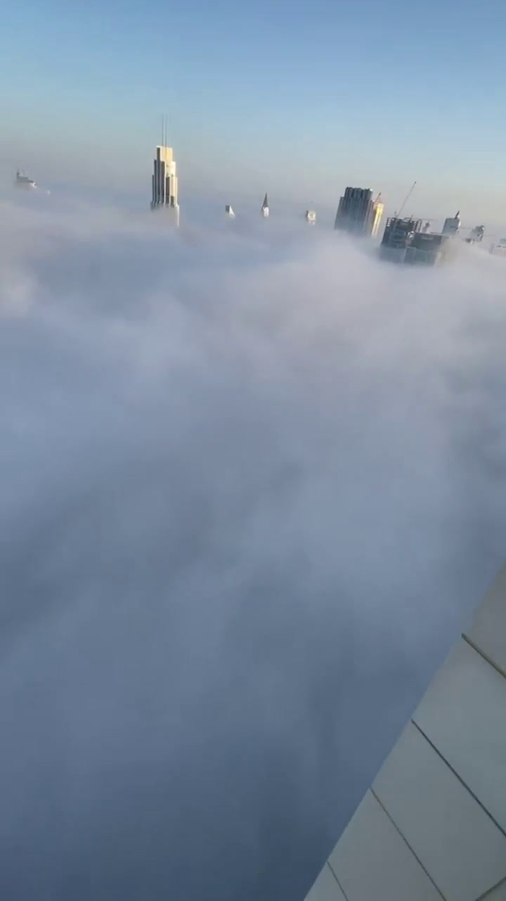 Las vistas de las nubes desde un rascacielos de Dubai