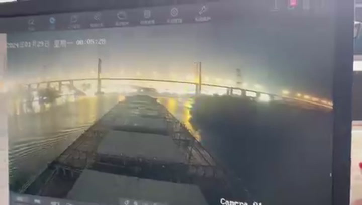 Las imágenes desde el barco que impactó uno de los pilares del puente Zárate- Brazo Largo