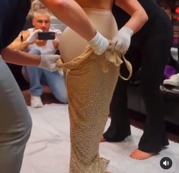 Un video muestra cómo hizo Kim Kardashian para entrar en el mítico vestido de Marilyn Monroe