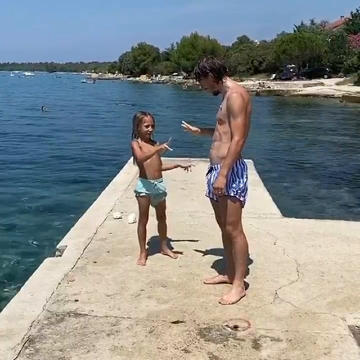 Luka Modric y su hijo en el mar