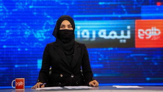 Mujeres afganas cubren su cara en la televisión por imposición de los talibanes