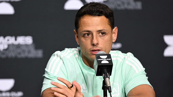 Manchester United need to get over Sir Alex Ferguson exit, says Javier Hernandez
