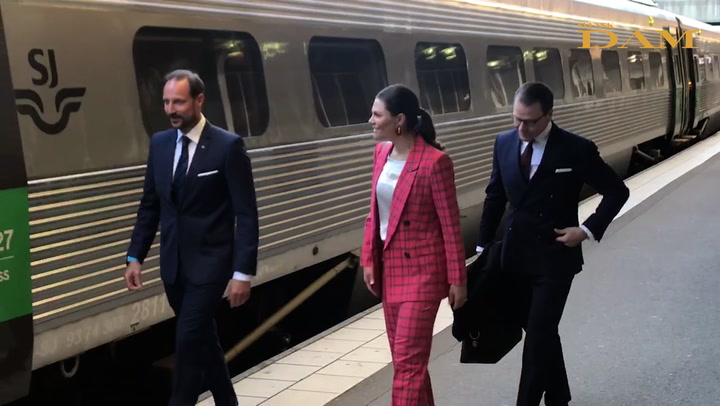 Se när Victoria, Daniel & Haakon lämnar Stockholm – och kliver ombord på tåget till Göteborg!