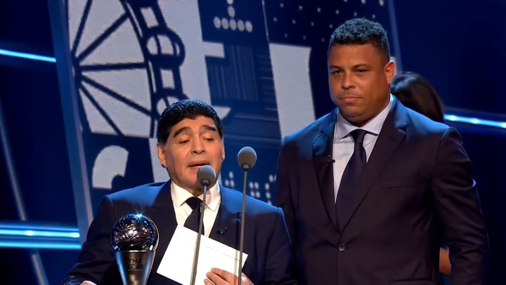 El blooper de Maradona antes de entregar el premio