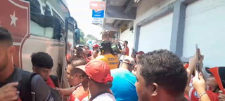 Llegada del Vida al estadio Municipal previo al duelo ante el Motagua