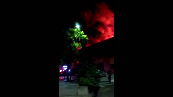 Feroz incendio en un salón de fiestas en Parque Chacabuco