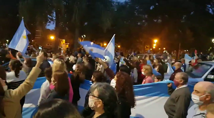 Cantan el himno en la protesta contra la expropiación de Vicentín