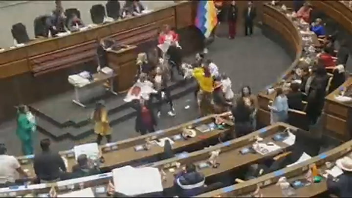 Legisladores del oficialismo y la oposición de Bolivia se agredieron en el Parlamento