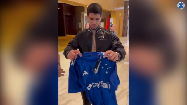 Ronaldo entrega camisa do Cruzeiro para Alcaraz e Mouratoglou