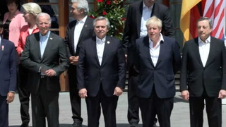 Los líderes del G7 y sus invitados (entre ellos el presidente Fernández) posan para la prensa