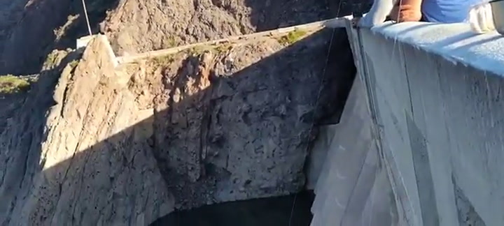 Un hombre saltó borracho desde una represa de más de cien metros de altura