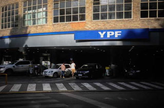 YPF aumenta la nafta y el gasoil otro 10% en medio de la transición política: cómo quedan los precios