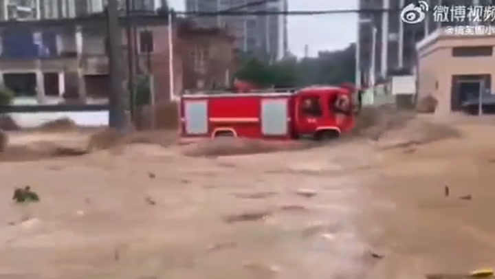 นาทีน้ำท่วมจีน ซัดรถดับเพลิง คนขับสติดีมาก บังคับรถรอดตายปาฏิหาริย์