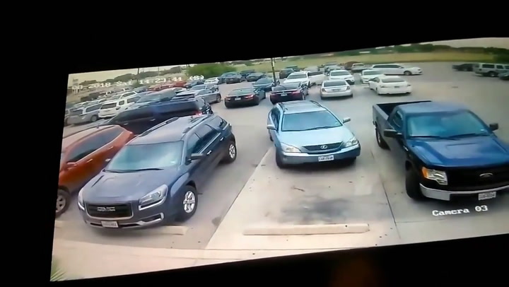 Brutal golpiza de un hombre a una mujer por un lugar en el estacionamiento - Fuente: YouTube