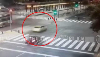 Un auto atropelló a un hombre en plena Avenida 9 de Julio