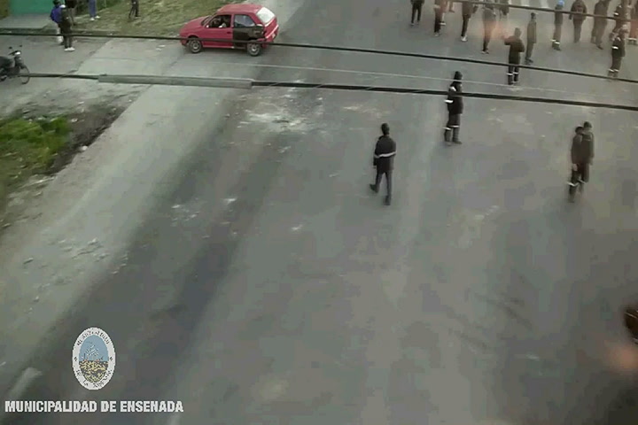 Incidentes en YPF: la Uocra se enfrentó a tiros y piedrazos  - Gentileza: Municipalidad de Ensenada