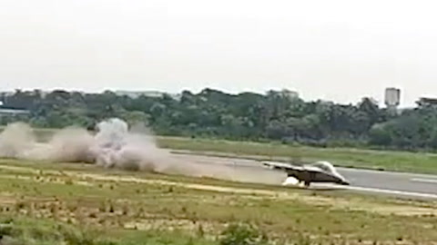 Video: Krasjer under jagerfly-stunt 