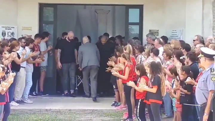 La emocionante despedida a Emiliano Sala en Progreso: aplauso interminable - Crédito: Gabriela Origl