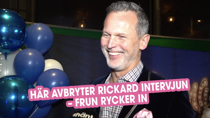 Här avbryter Rickard Sjöberg intervjun – får hjälp av hustrun Annika
